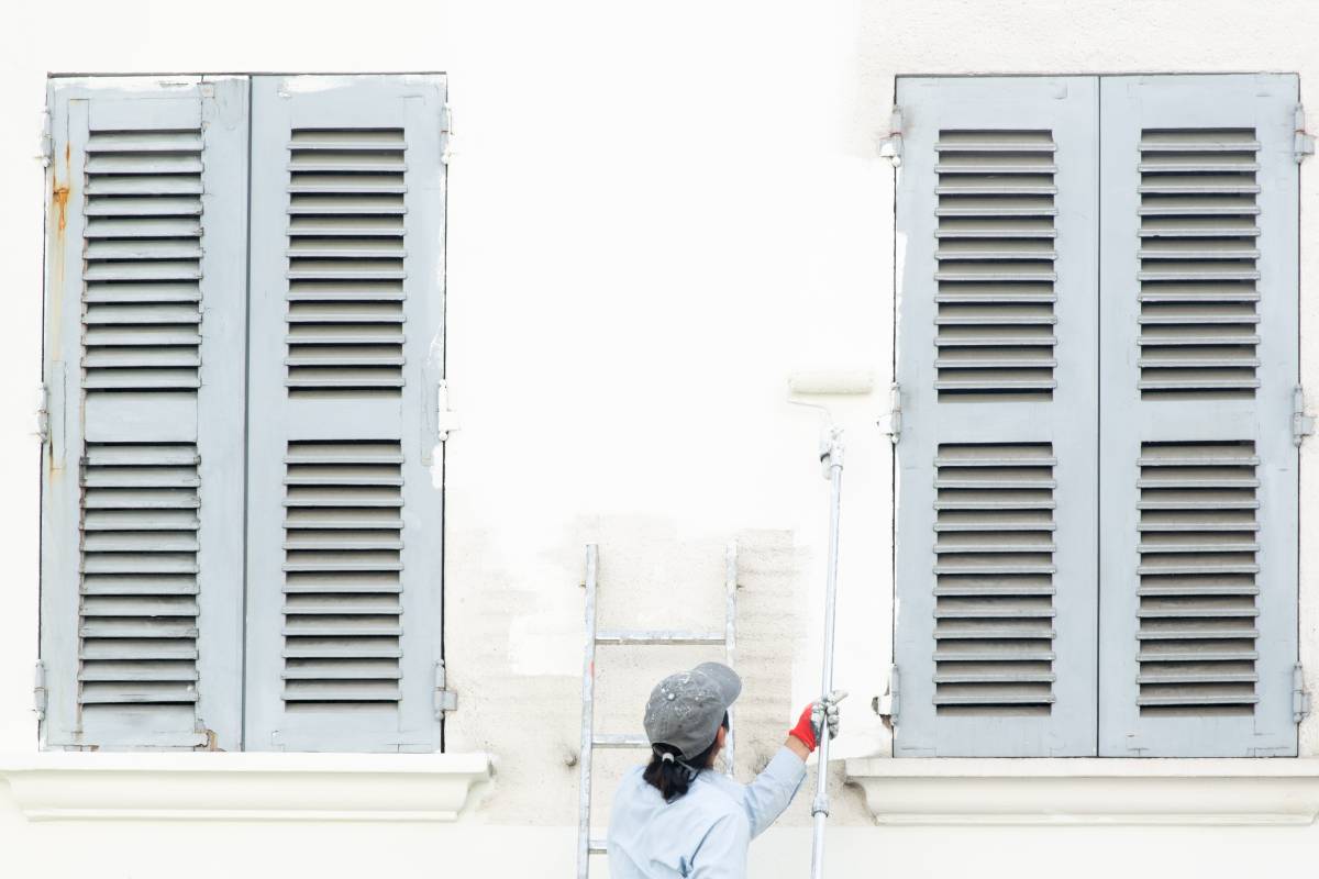 a-house-painter-at-work-in-paris-2024-09-22-21-23-34-utc (1)